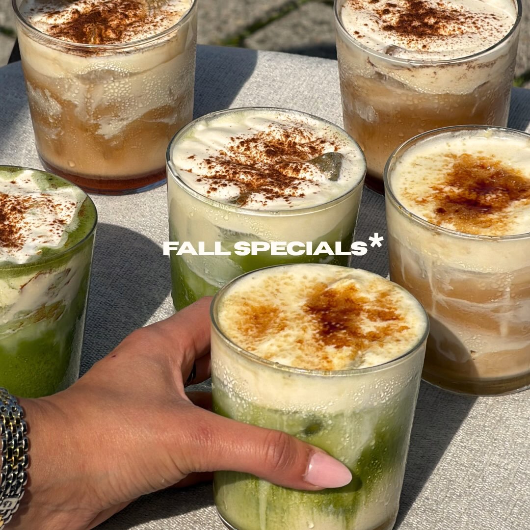 De fall-special koffie- en matchadrinks van Mana Café